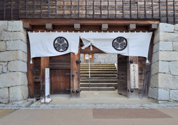 Rumah dengan Pintu Noren Tradisional